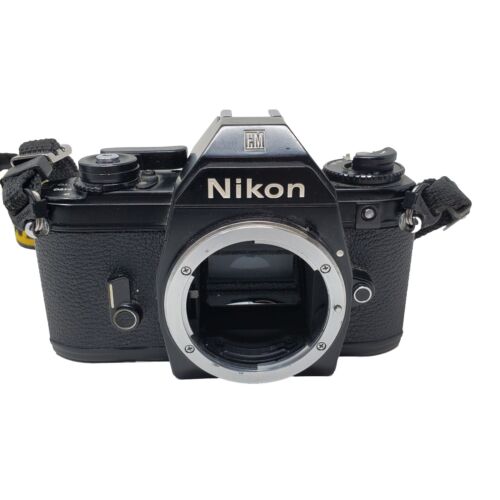 Nikon EM 35 mm Spiegelreflexkamera nur Gehäuse Vintage mit Nackenriemen - Bild 1 von 7