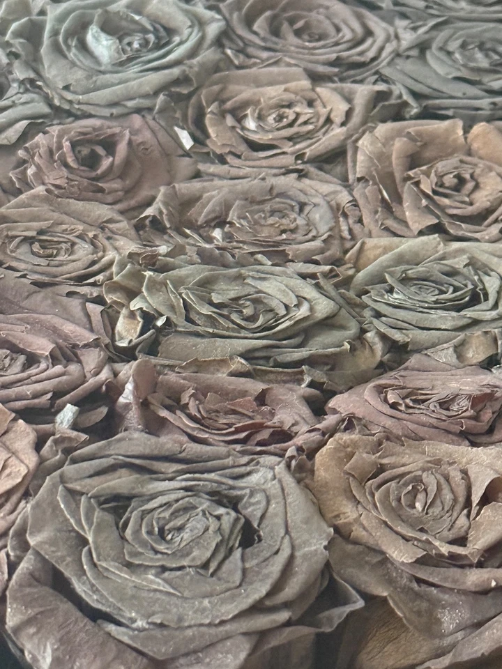 Caja grande redonda de gamuza gris rubor | Rosas negras de la eternidad | Venus et Fleur Foto 3 de 4