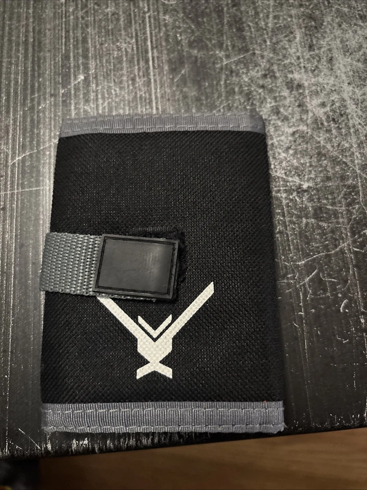 Cartera triple plegable exclusiva de Loot Crate Microsoft 2010 Halo 5 UNSC negra y gris Foto 2 de 4