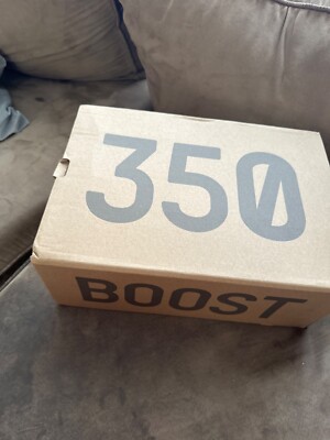 yeezy boost 350 V2, all white, shoes never worn, box is open