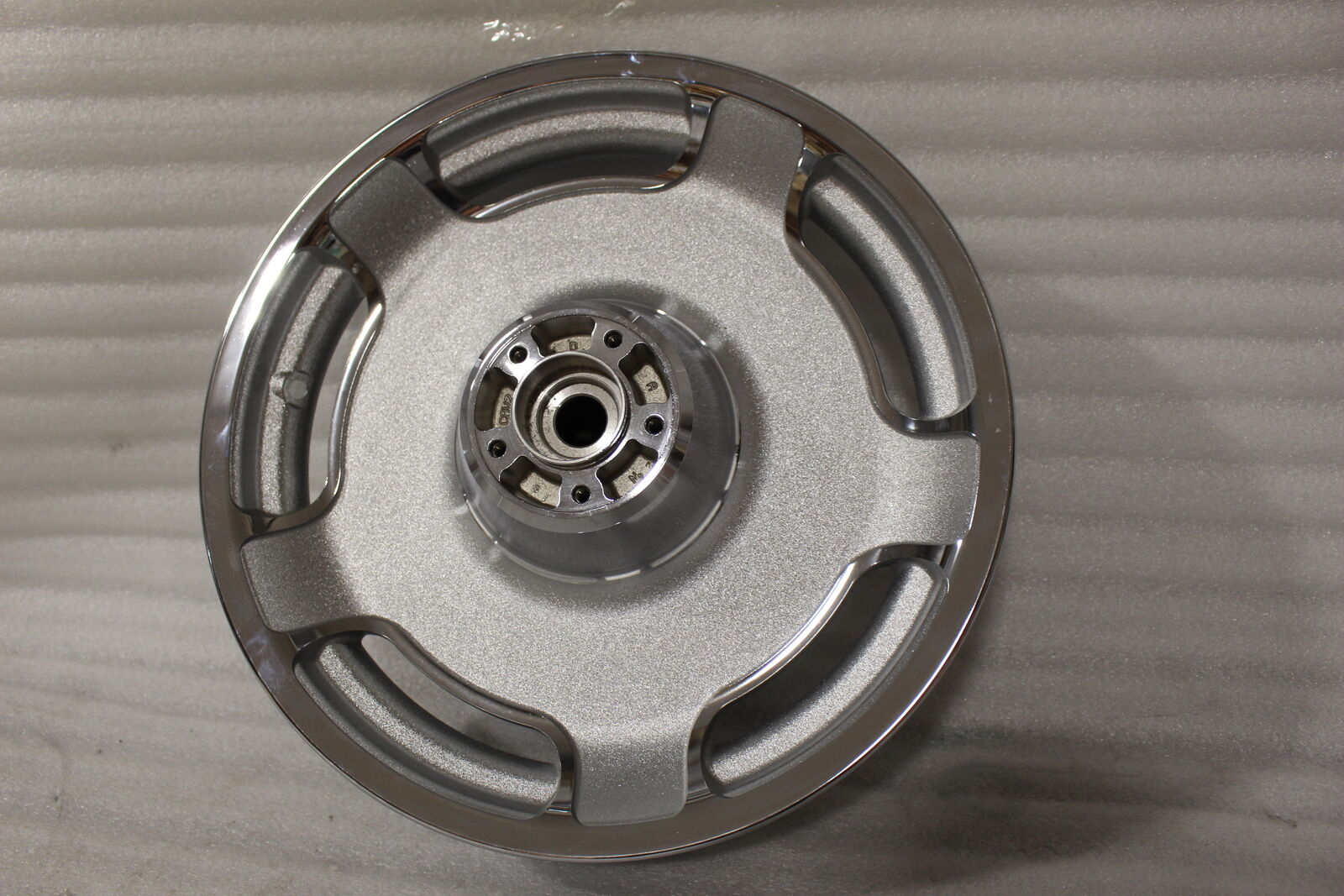 OEM NOS NEW HARLEY TOURING FRONT CHROME CAST WHEEL 16" 41213-04