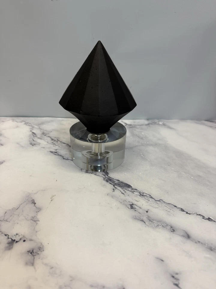 Base Transparente Forma Diamante Alto Tamaño con Piedra de Arroz Negro Abstracto Foto 2 de 3