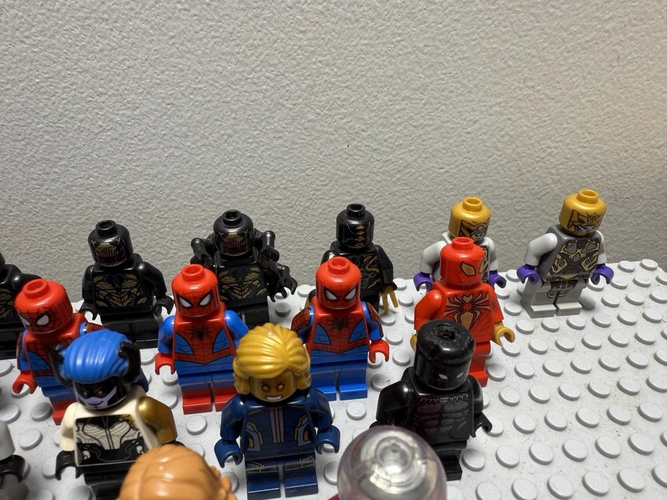 Lote de 37 minifiguras e motocicleta Lego Marvel  - Imagem 4 de 4