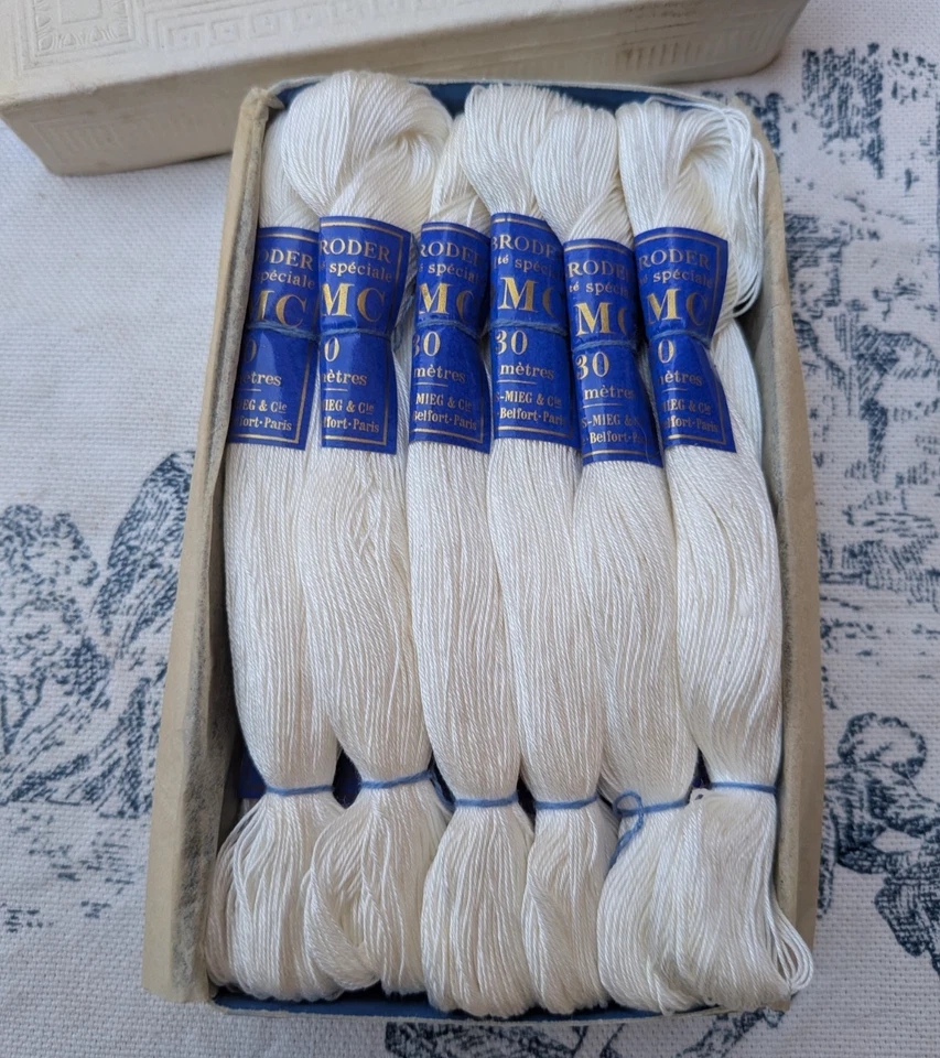 boite ancienne DMC de 12 échevettes coton à broder spécial N°30 blanc neige - Photo 2/4
