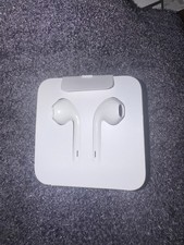 New Apple EarPods with Lightning Connector, Built-in Remote and Microphone