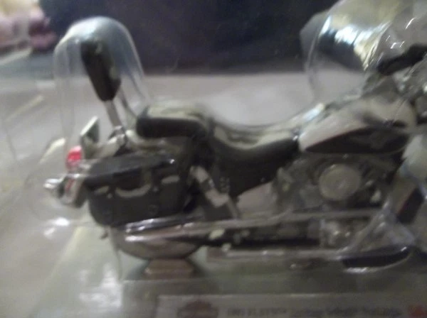 Avon 2001 H-D 1993 FLSTN Heritage Softail Nostalgia 1:18 Die Cast Foto 4 de 4