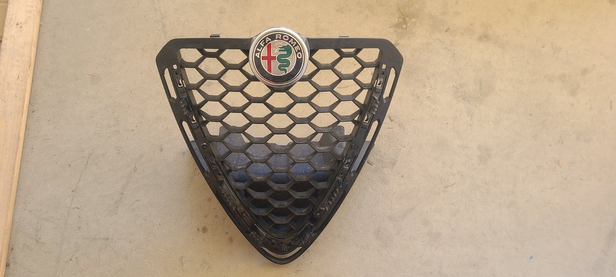 OEM 17-21 ALFA ROMEO STELVIO FRONT GRILLE W/ SUPPORT BRACKET 
