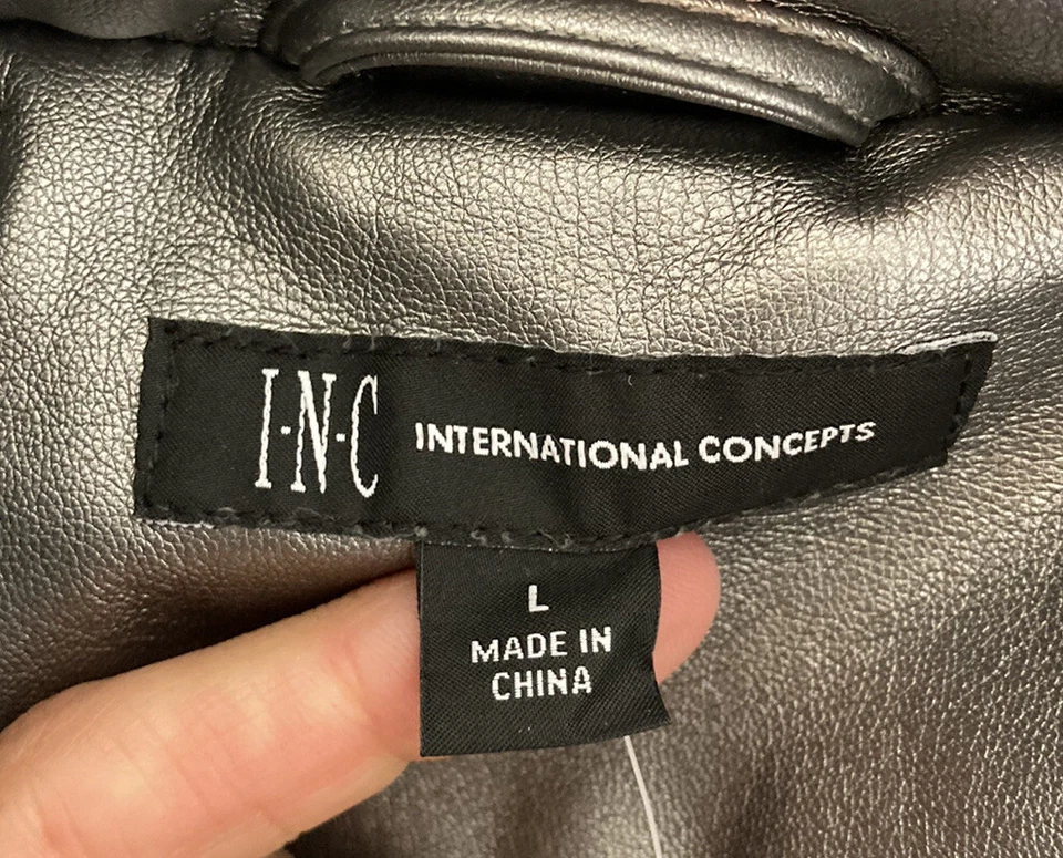 Casaco de couro sintético feminino International Concept novo com etiquetas US$ 189,50 tamanho G prata HG - Imagem 3 de 4