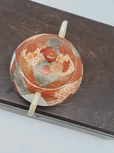 Antiguo azucarero japonés de porcelana Satsuma naranja oro pagoda gente ornamentado - Imagen 5 de 12