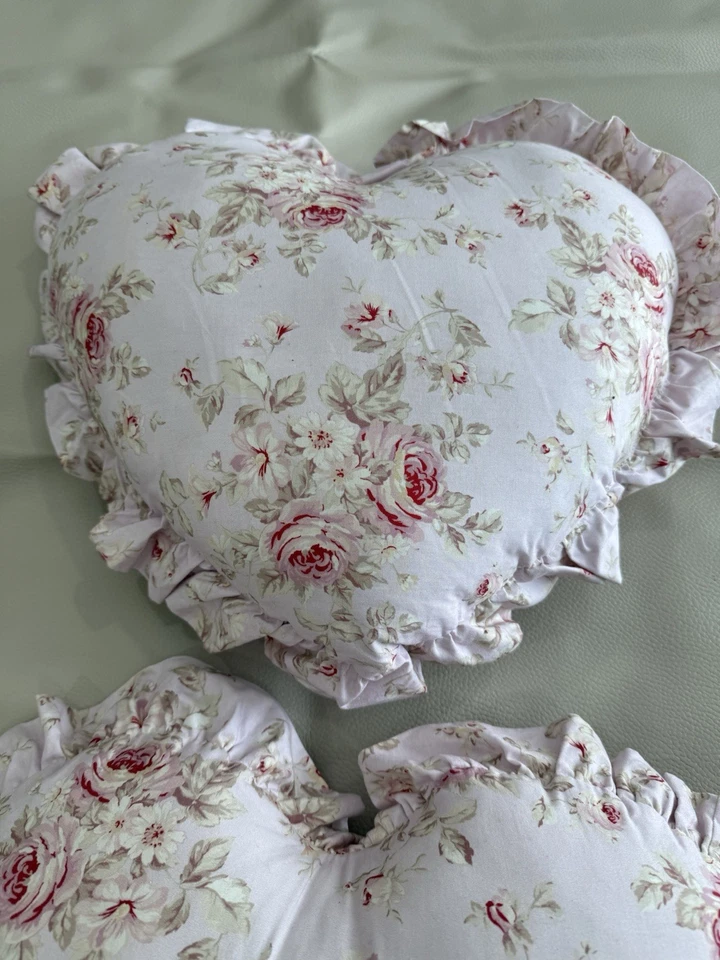 Rachel Ashwell Shabby Chic 心形枕头淡粉色带玫瑰和褶皱小屋装饰 — 第 4/4 张图片
