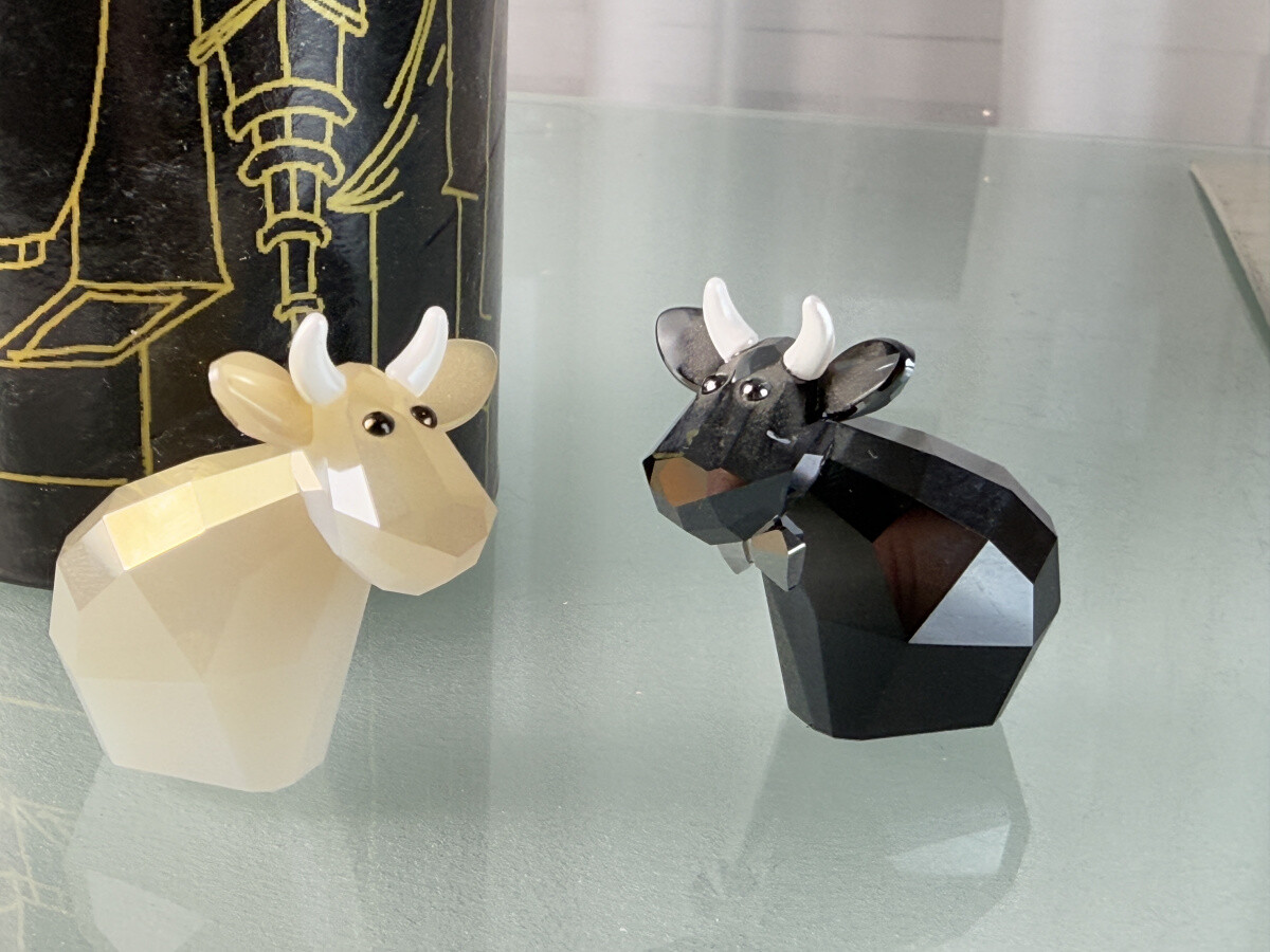Swarovski Figurine 1041284 Glamour Mo Cows 4cm. Original packaging
