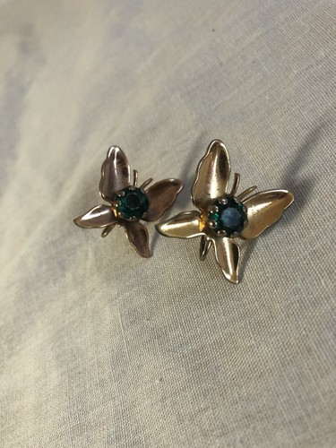 Vintage 1950s 60s Earrings Butterfly Screwback Screw Back Gold Faux Emerald - Picture 5 of 11