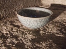 CHINESE STONEWARE ANTIQUE CRACKLE / GUAN CELADON GLAZED TEA BOWL