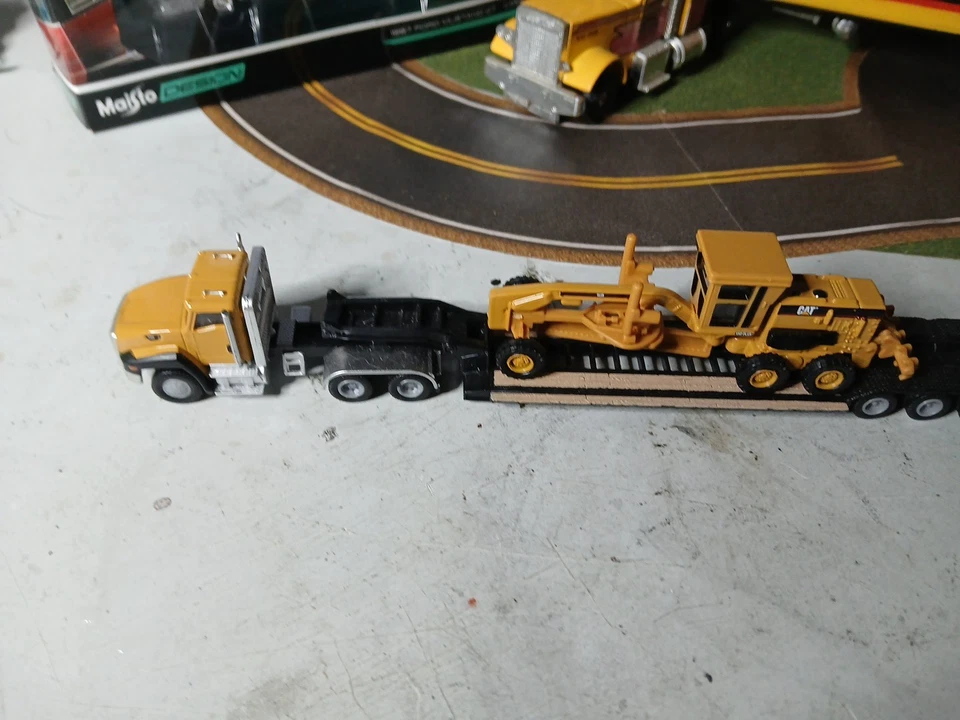 lote diecast mezclado con escala usado. Semi 1/43, escala 1/87 Xs2, Ups, CAT, 1/64 Trl Foto 4 de 4