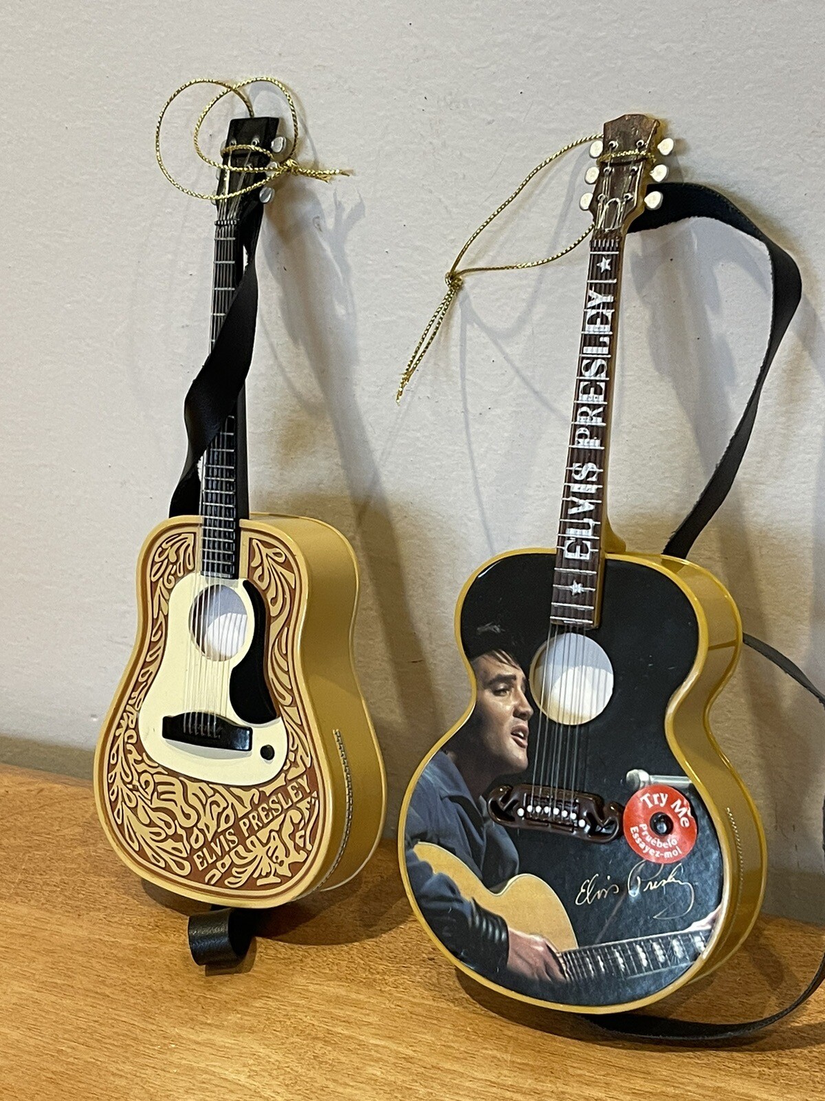 2 Santa’s Best ELVIS PRESLEY GUITAR Blue Christmas, Lights & Plays