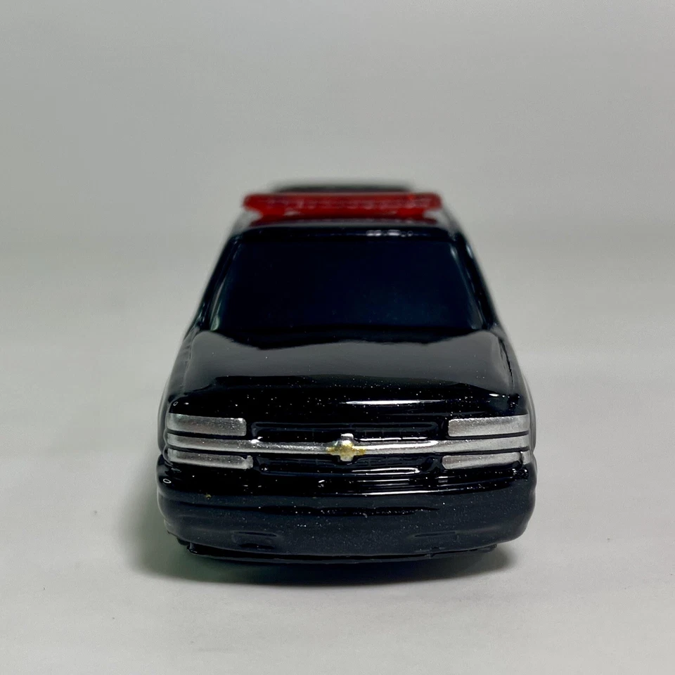 Maisto 2001 Chevrolet Suburban Black 1:64 Diecast Diorama Model Police Car - Image 2 of 4