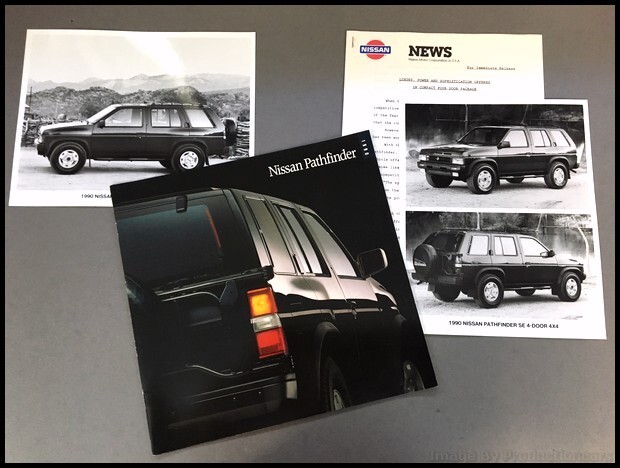 1990 Nissan Pathfinder 24-page Original Car Sales Brochure Catalog