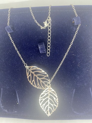 Silberfarbene Kette Halskette mit braunem Anhänger mit ausgeschnittener Blume 28 Zoll - Bild 6 von 6
