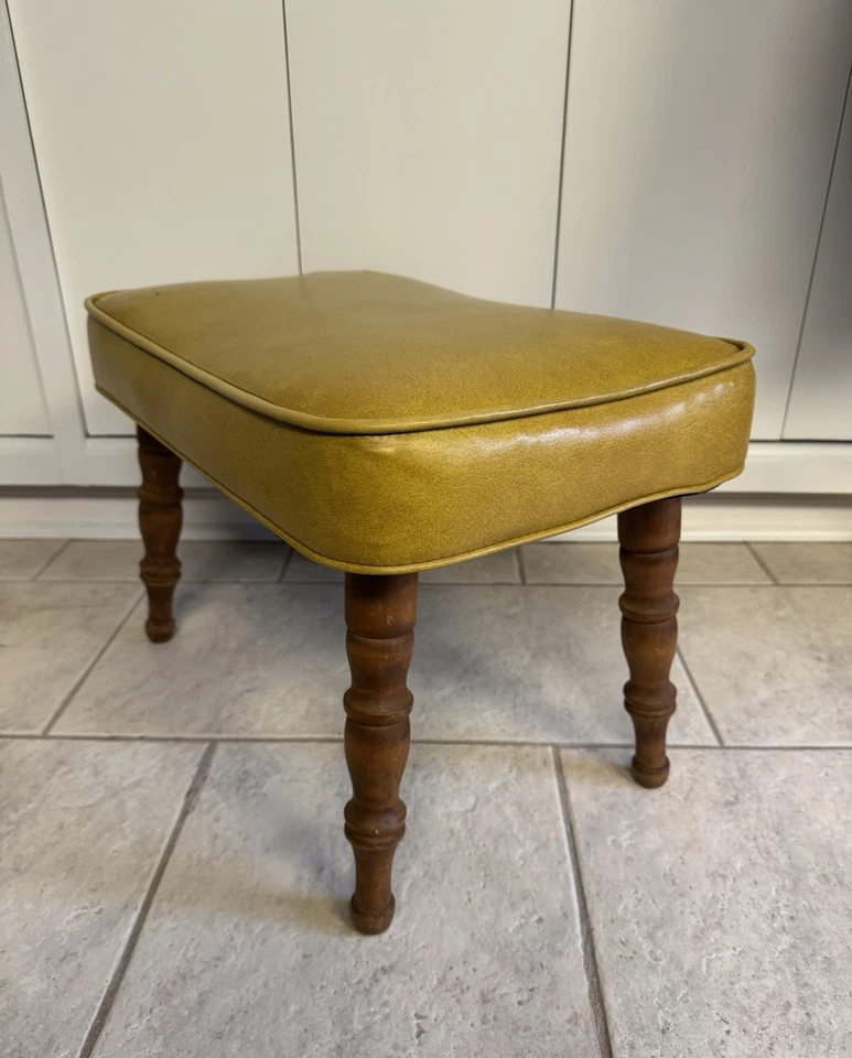 Reposapiés otomano vintage MCM vinilo color mostaza patas esculpidas Foto 3 de 4