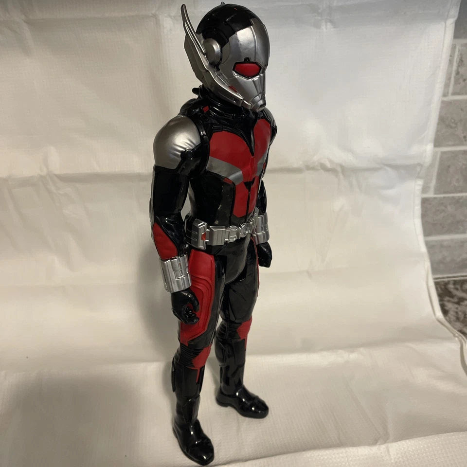 Figura de acción Hasbro Ant-Man 12 pulgadas Marvel Avengers Titan Hero Series Foto 3 de 4