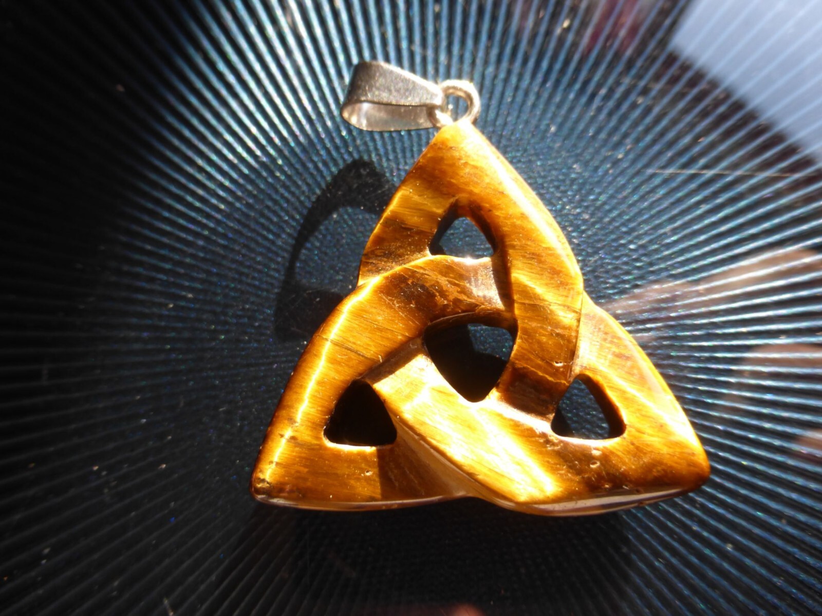 Pendentif triquetra oeil de tigre contre le stress pour retrouver clarté d'esprit