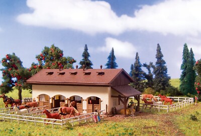 N Scale Buildings - 47719 - N Horse stable with horses - Kit