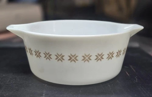 Vintage 1960's  PYREX "Town and Country" 2.5 Quart Bowl. White and Brown