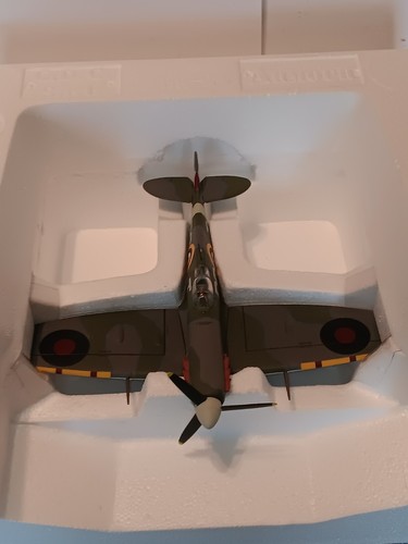 Franklin Mint / Armour RAF Mk V Spitfire Robert S Tuck - Picture 8 of 9