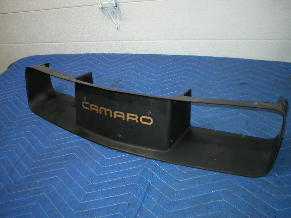 Camaro Z-28 RS IROC 1985-92 parachoques delantero rejilla inserción negro oro letra GM OEM Foto 2 de 4