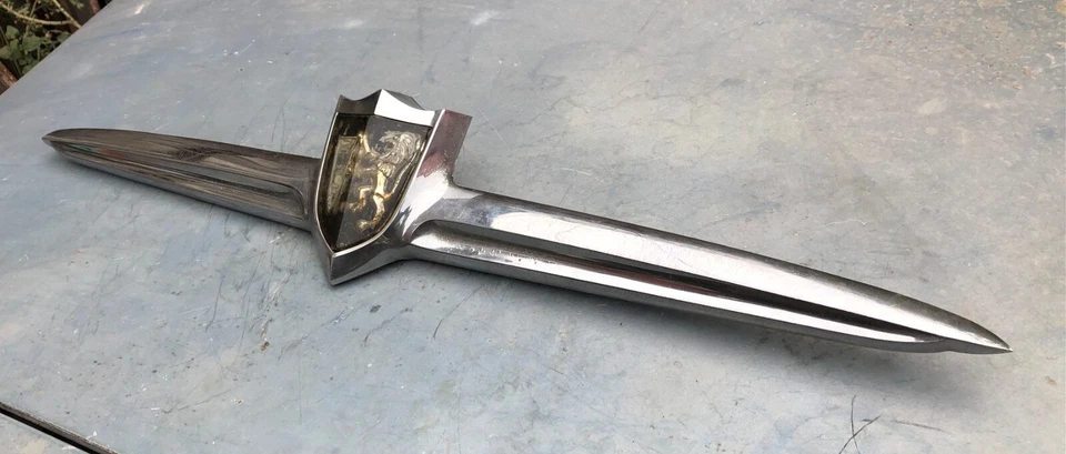 Chrysler New Yorker 1955 emblema de maletero Foto 3 de 4