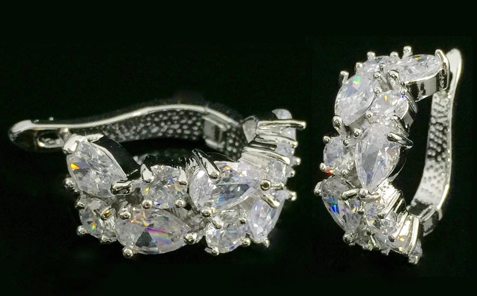 Pendientes de aro Huggie de diamantes simulados rellenos de oro blanco de 18k joyería nupcial Foto 2 de 4