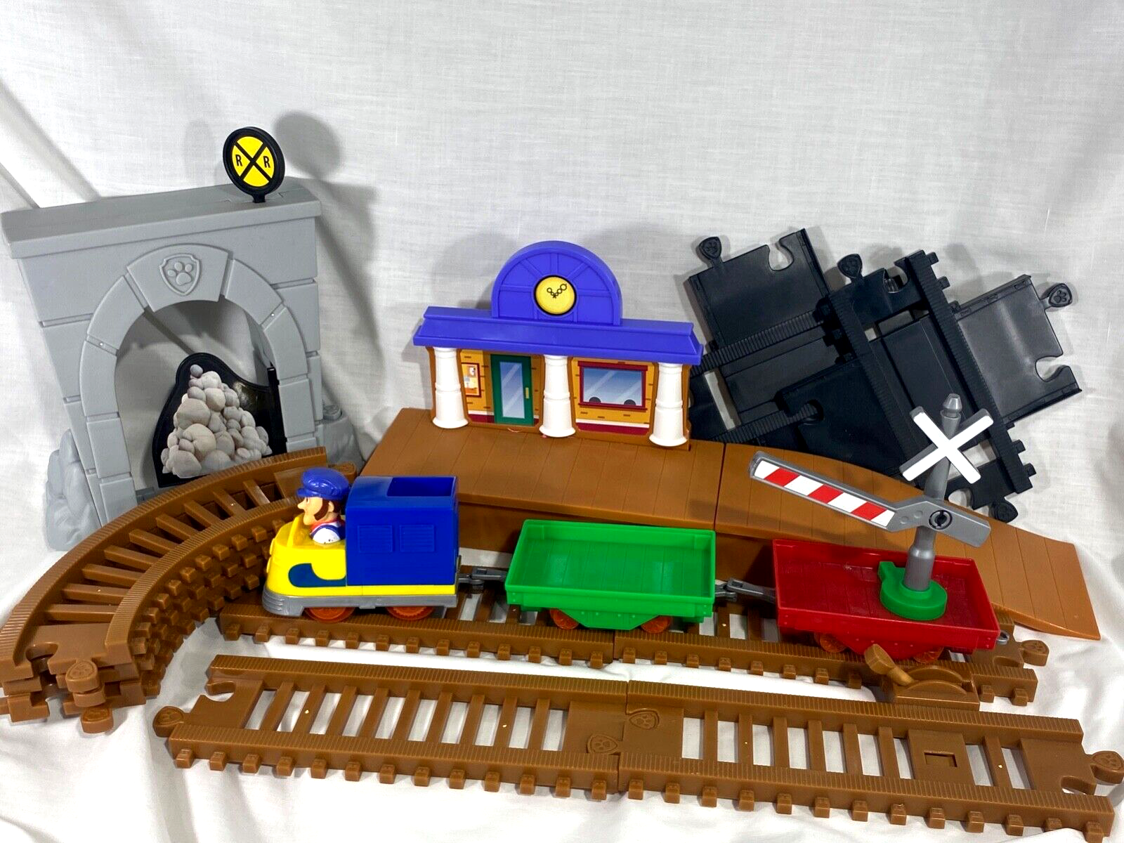 paw patrol adventure bay railway track set with exclusive vehicle