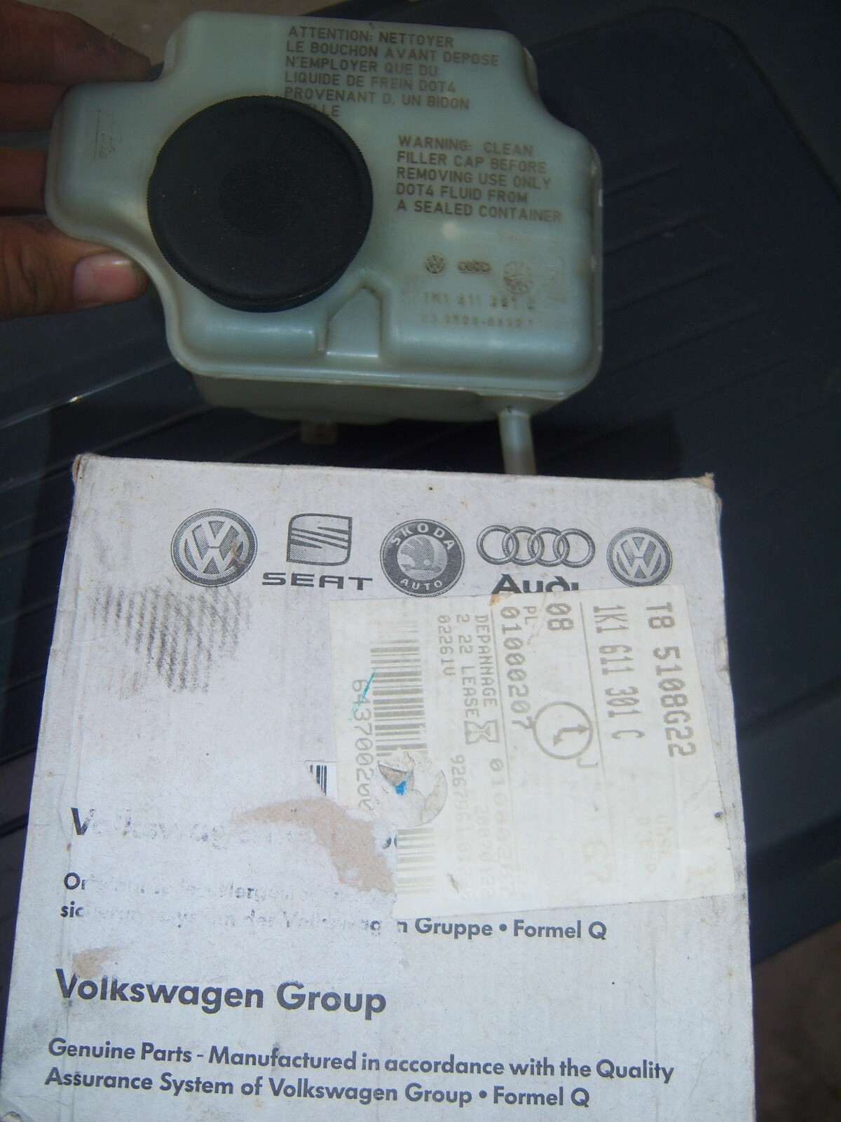 Bocal de liquide de frein neuf ref 4f0 857 807 pour reparer les fuites sur Jetta et Golf