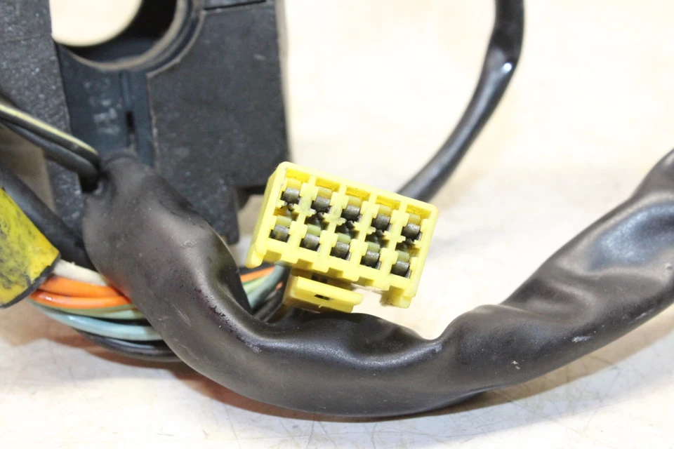 03-09 SUZUKI SV650S OEM CLIP IZQUIERDO EN MANGO BOCINA SEÑALES INTERRUPTOR INTERRUPTORES Foto 4 de 4