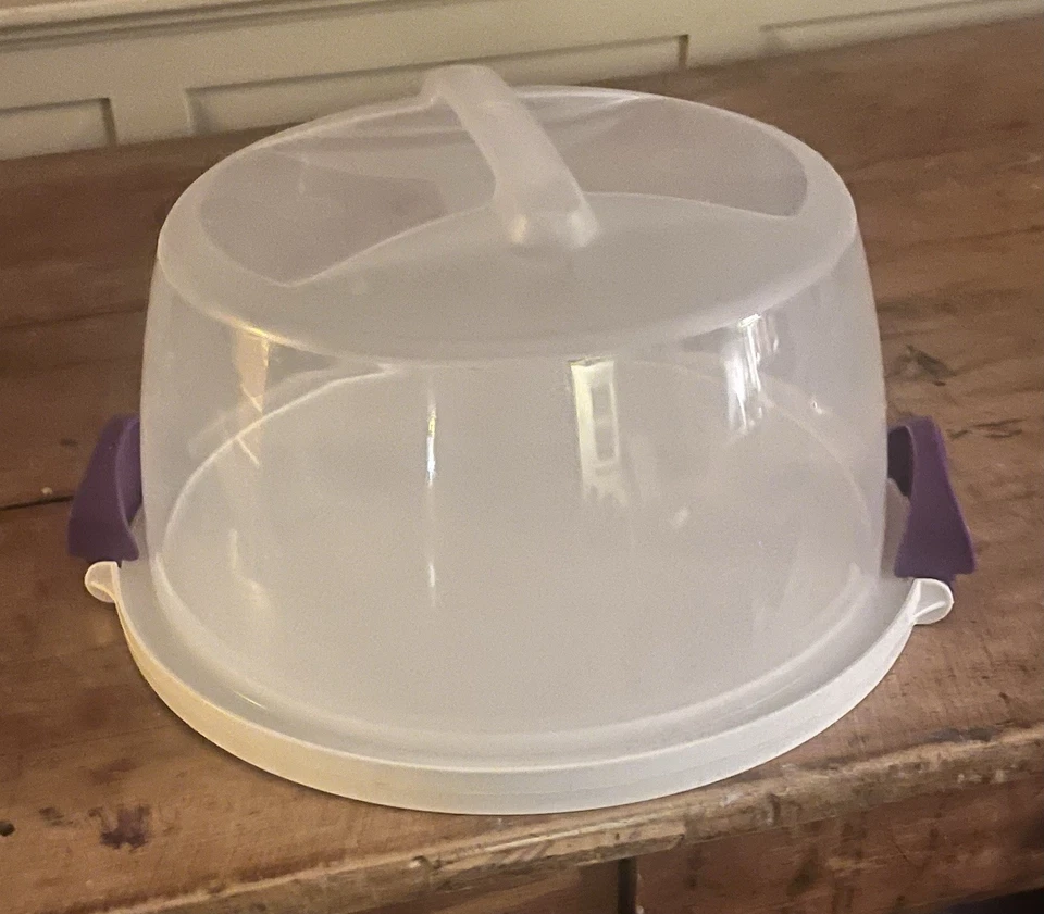 Soporte para pasteles plateado con inserto de madera extraíble + cúpula portadora de pasteles adicional Foto 2 de 3