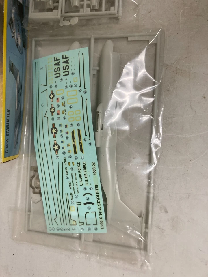 Lot of 3 Revell Model Kits – 1/200 C-141A Starlifter & 1/72 M2 A2 Bradley NIB - Image 4 of 4