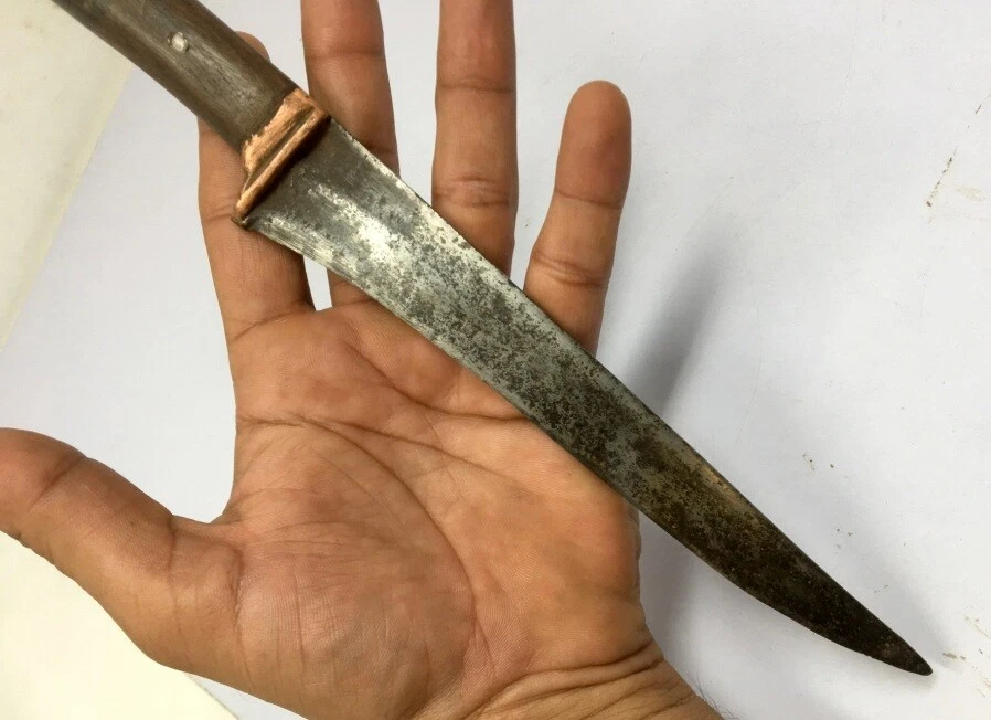 Cuchillo de mango de madera forjado a mano de hierro antiguo con daga de espada de trabajo de bronce Foto 3 de 4