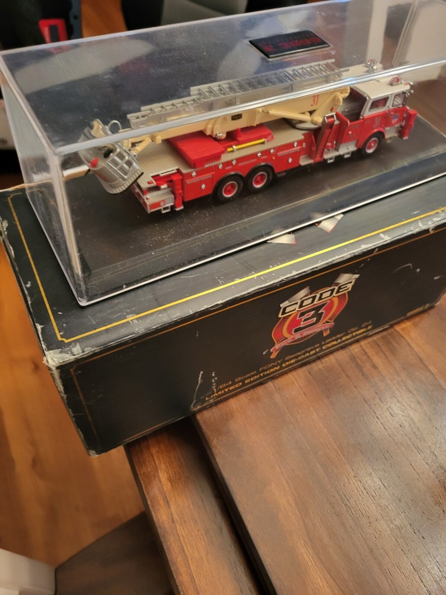 Mack CF Aerialscope Ladder 31 FDNY 1/64 CODE 3