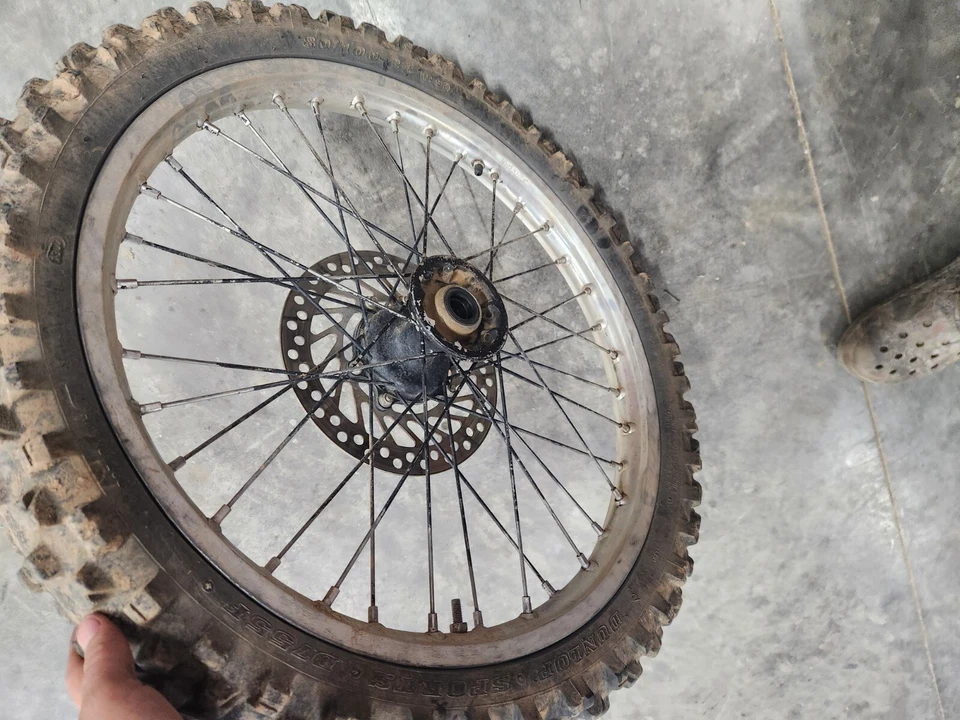 Llanta delantera Honda CR250R 1997 con neumático 44650-MAC-680 Foto 3 de 4