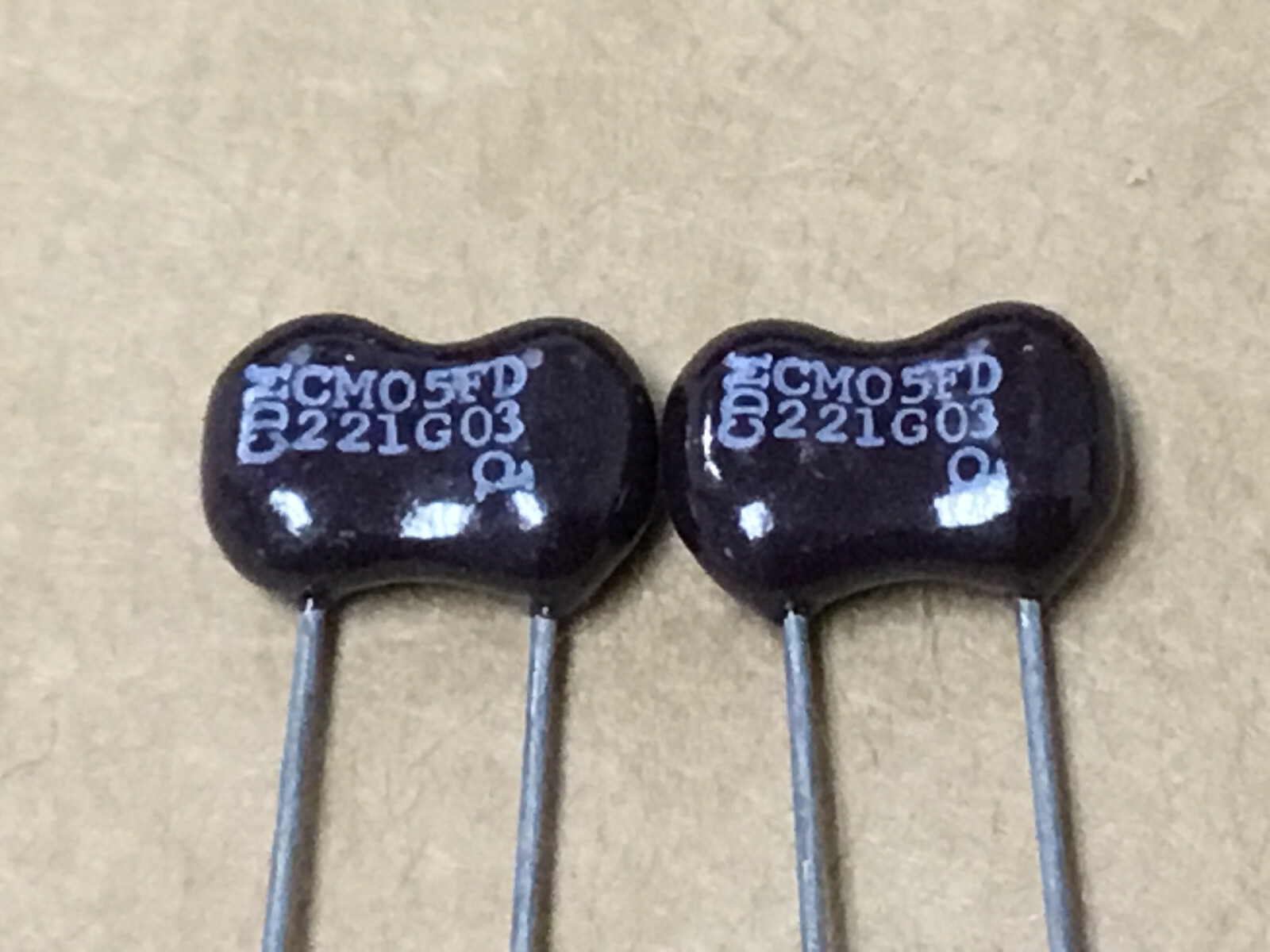 CD19FD202J03 2000pf 2nf 5% 500v Mica Capacitor Radial (2 PER LOT CD19FD202J03 2000pf 2nf 5% 500v Mica Capacitor Radial (2 PER LOT