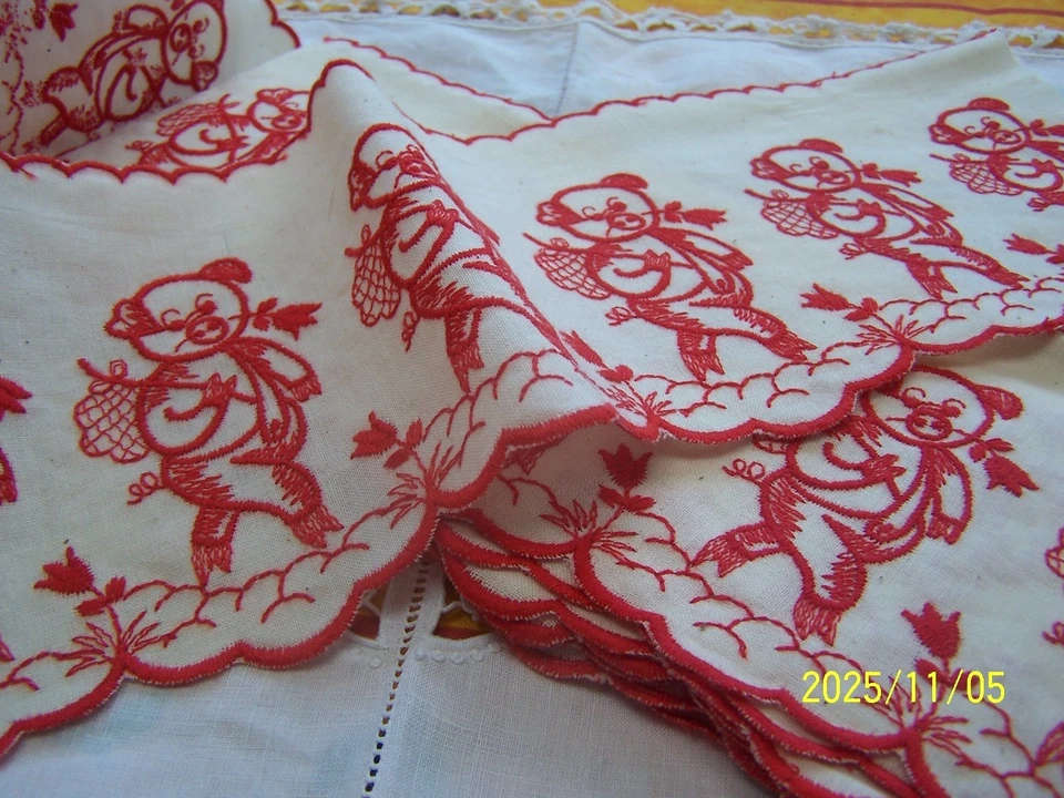 Bordure de cheminée ou d'étagère lin brodé rouge scène de petits cochons. Réf M1 - Photo 3/4