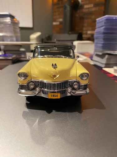 Danbury Mint 1954 Cadillac Eldorado Convertible & 1939 Signal Tolkheim Gas Pump - Picture 3 of 16