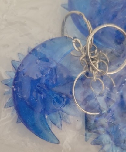 Sacchetto di 12 portachiavi celesti in plastica blu luna o sole - Foto 2 di 3