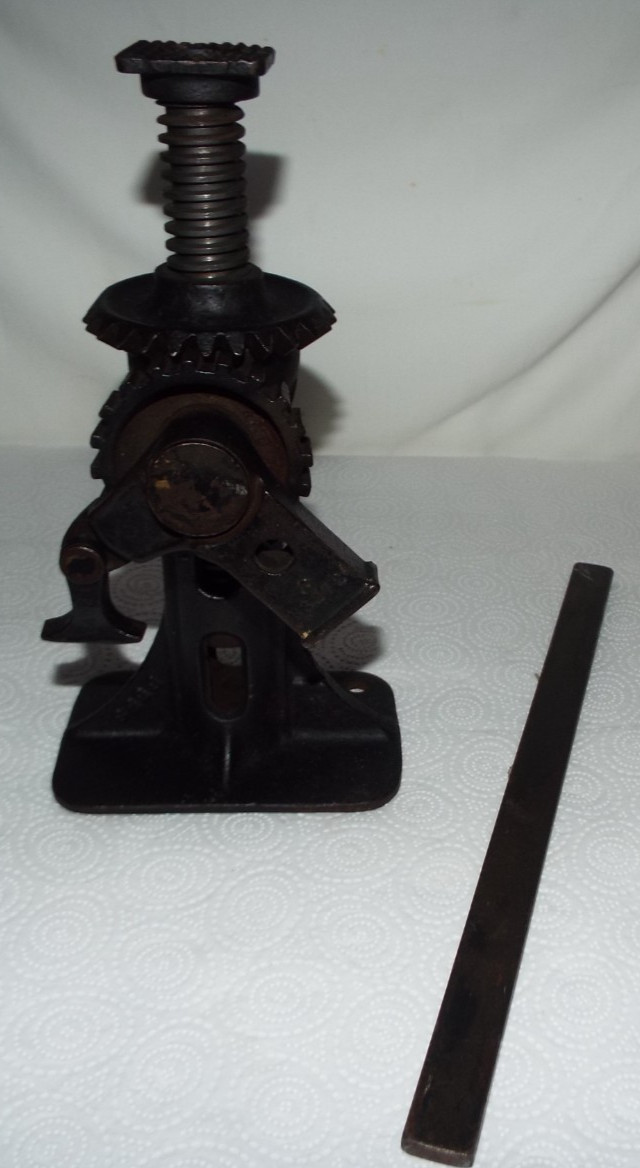 RARE ANTIQUE CAST METAL MODEL-T AUTOMOBILE JACK WITH LIFT BAR B553 READ!!
