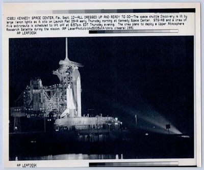 Space Shuttle Discovery STS-48 Kennedy Center 1991 AP Leafdesk Wire Press Photo