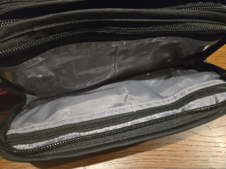 Bolsa de joyería Lug Flipper roja con lunares blancos Foto 2 de 4