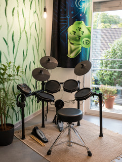 Alesis Nitro Mesh Kit E Drum Set inkl. Hocker & Sticks