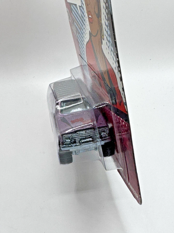Hot Wheels Star Trek LT. Uhura 1988 Jeep Wagoneer - 1:64 Diecast Car - Image 4 of 4