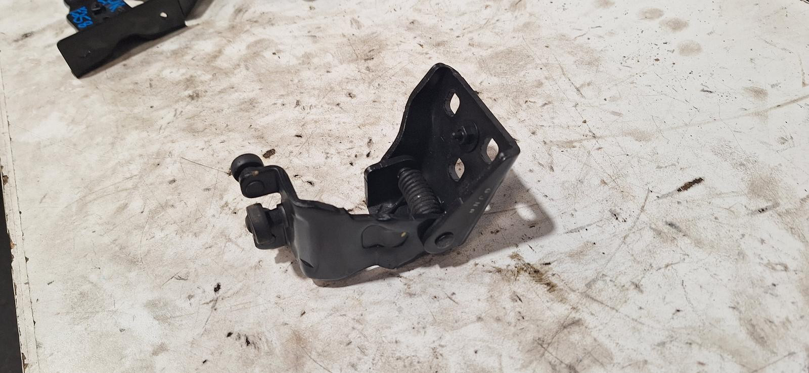 Hyundai ILoad Right Rear Middle Door Roller TQ 11/2007-03/2021 - thumbnail 3