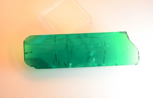 Esmeralda colombiana cultivada en laboratorio de 158,65 quilates con inclusiones facetado piedra áspera - Imagen 2 de 4
